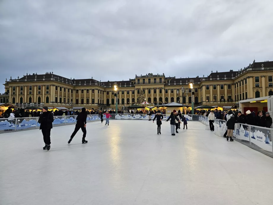 Pista de gelo no Mercado de Natal de Schönbrunn