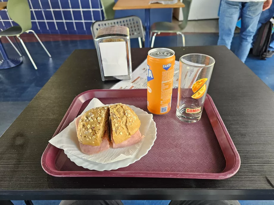 Oferta de refeições no restaurante do aeroporto