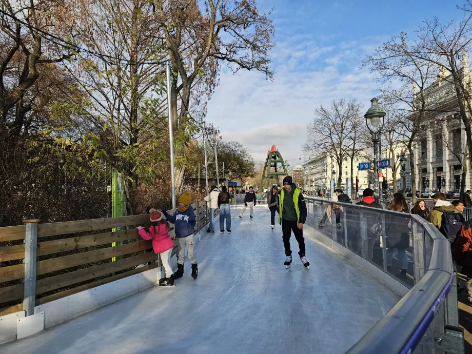 Pista de patinagem em frente à Câmara Municipal