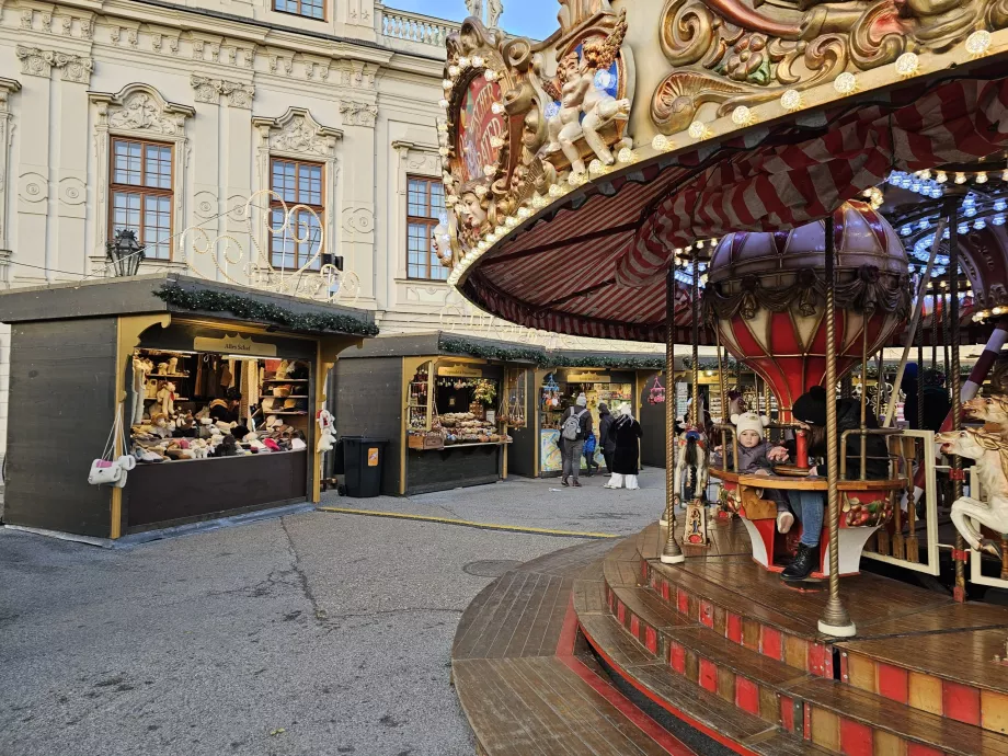 Mercados em frente ao Oberes Belvedere