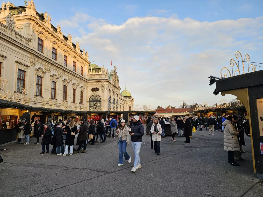 Mercados em frente ao Oberes Belvedere