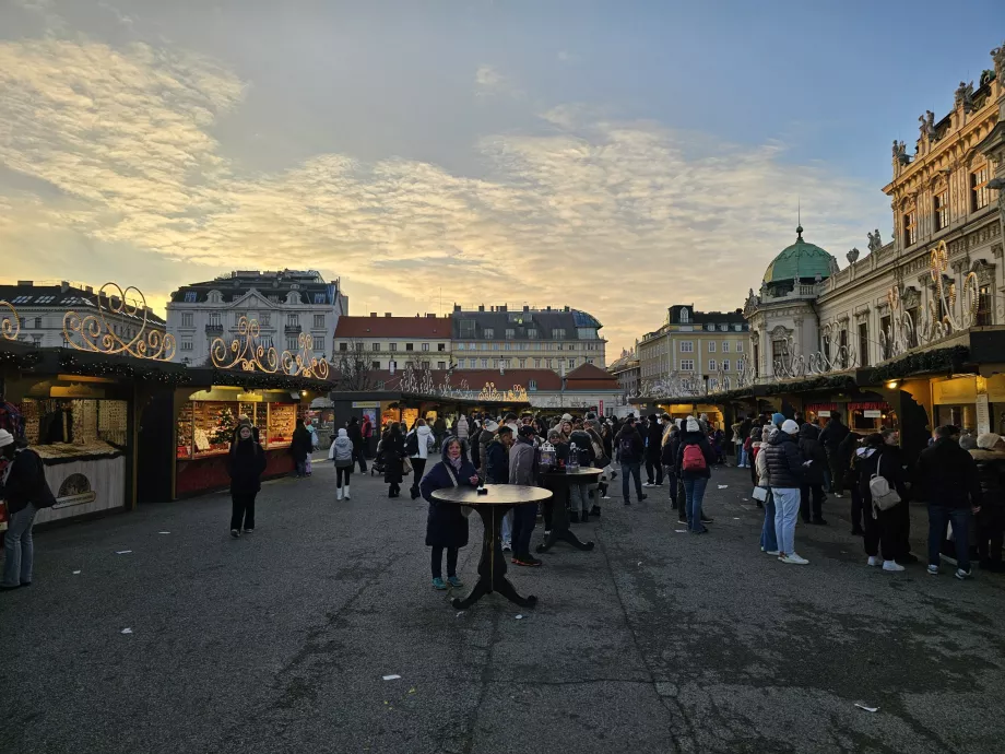 Mercados em frente ao Oberes Belvedere