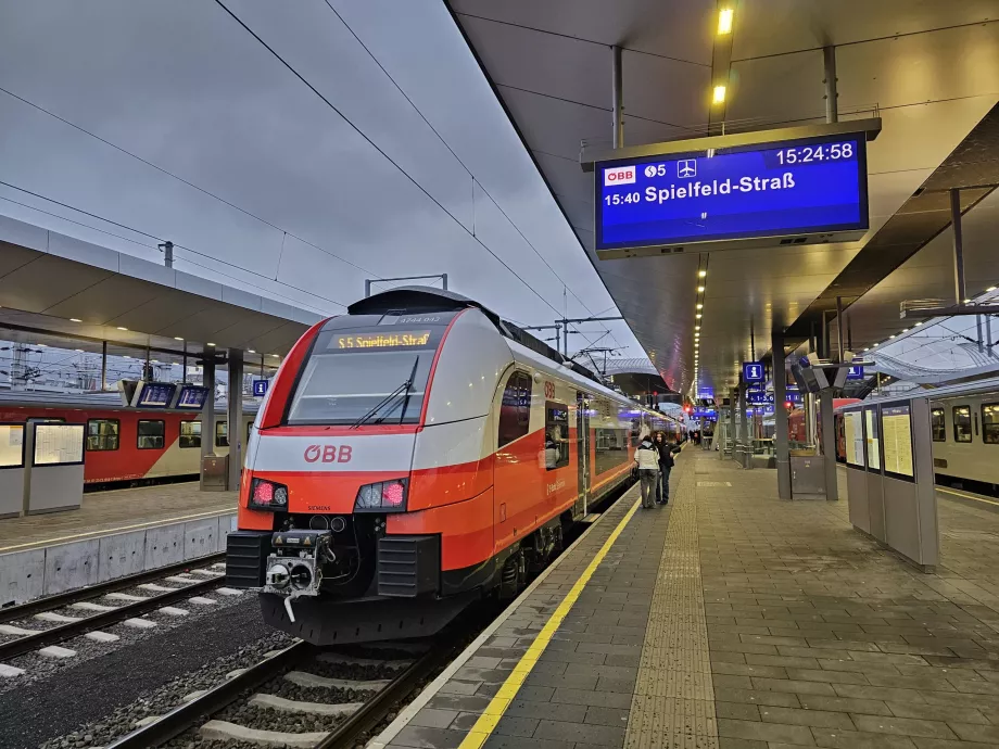 Linha de comboio S5 em direção a Spielfeld e ao aeroporto de Graz