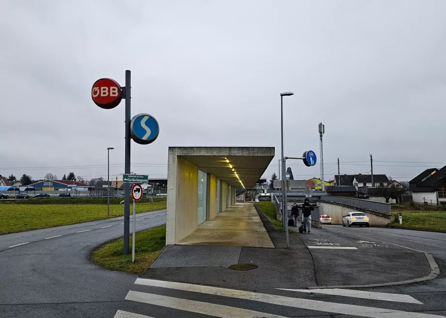 Estação de comboios perto do aeroporto - direção Graz à esquerda