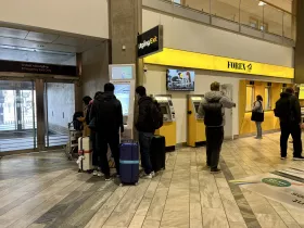 Máquina de venda automática de bilhetes junto à casa de câmbio no aeroporto de Goteborg