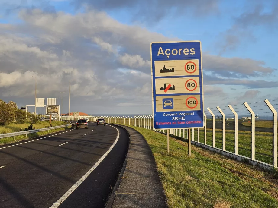 Aluguer de automóveis - sinal à saída do aeroporto de Ponta Delgada