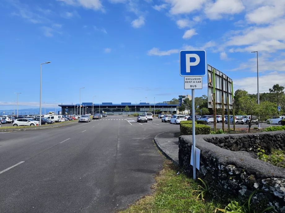 Parque de estacionamento de aluguer de automóveis, aeroporto do Pico