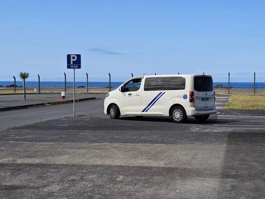 Táxi à saída do Aeroporto do Pico