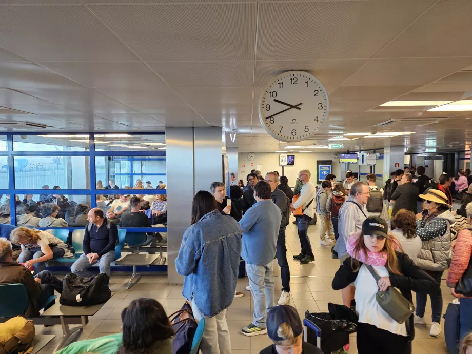 Secção de trânsito, Aeroporto da Horta