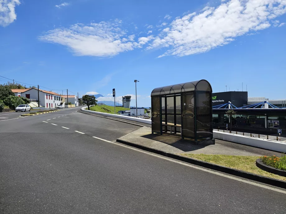 Paragem de autocarro em frente ao aeroporto da Horta