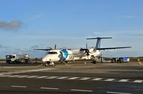 Dash 8 q-400 no Aeroporto de Ponta Delgada