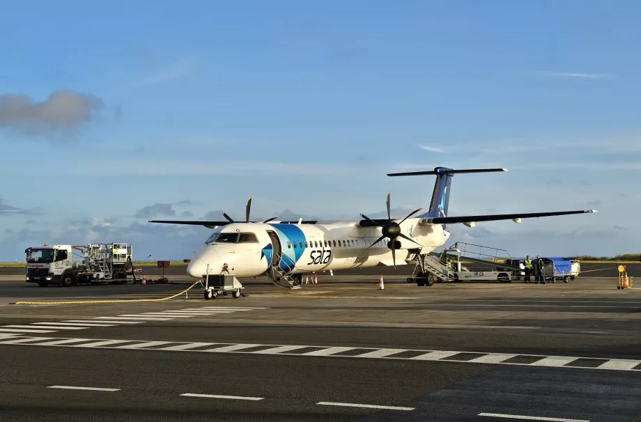 Dash 8 q-400 no Aeroporto de Ponta Delgada