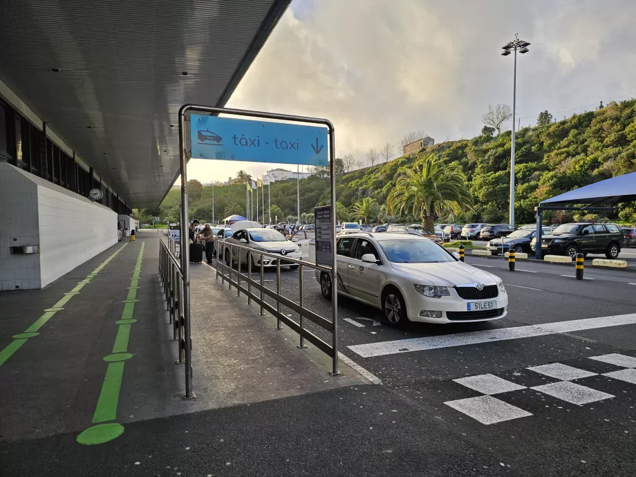 Paragem de táxis mesmo em frente ao átrio de chegadas