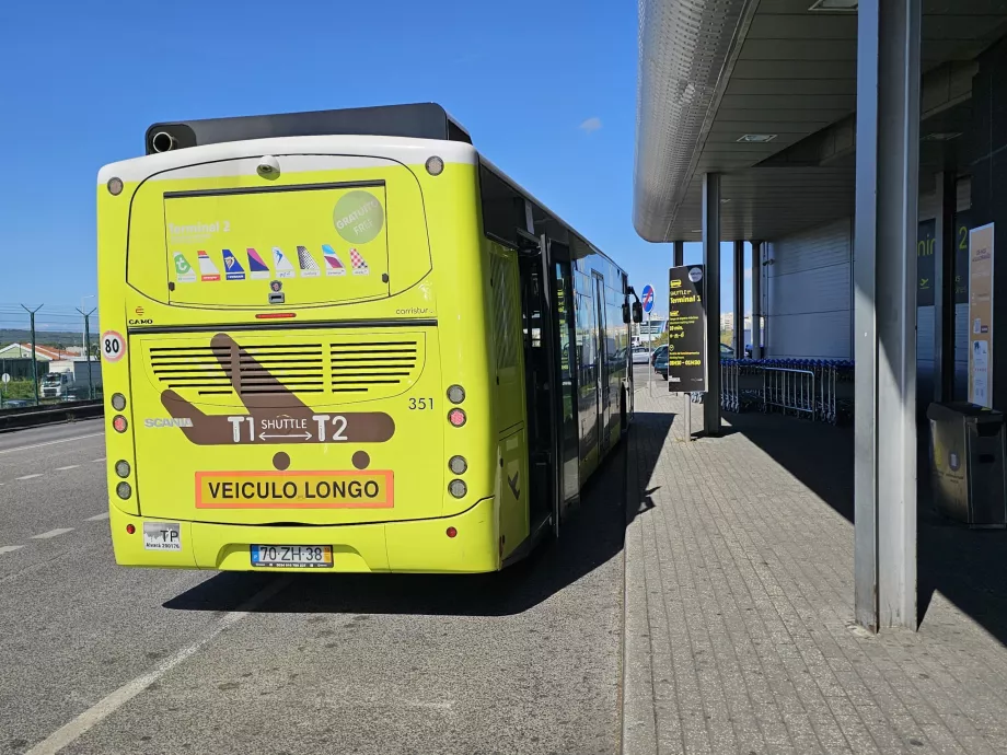 Paragem do autocarro em frente ao Terminal 2