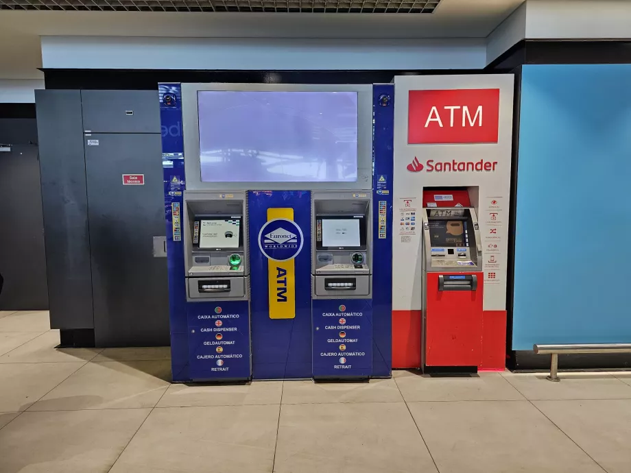 Caixas automáticos no átrio de chegadas do Terminal 1