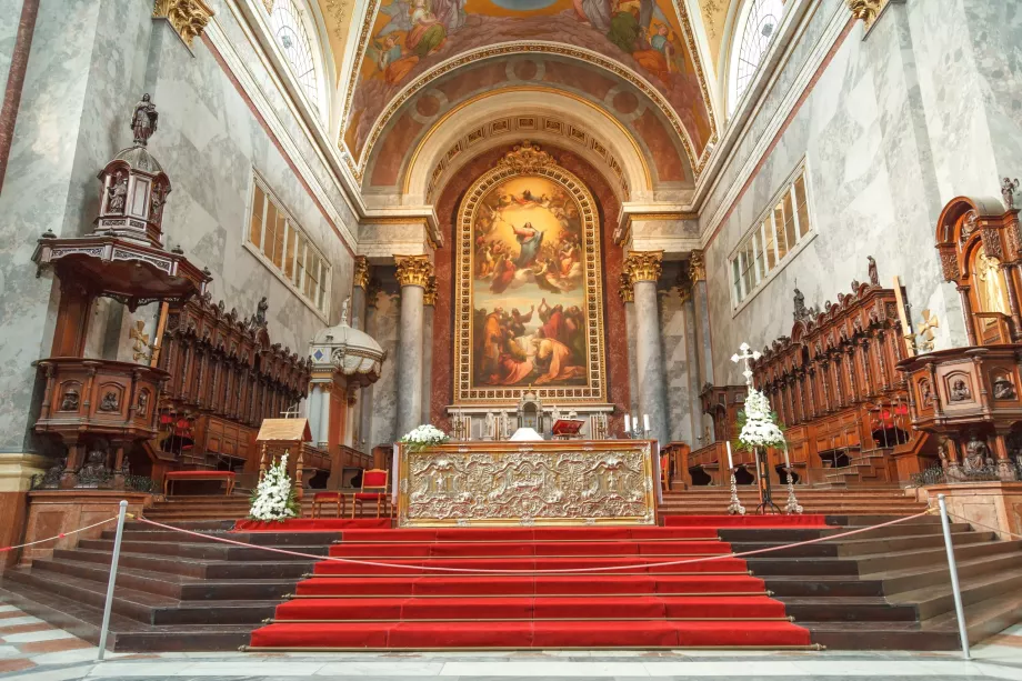 Interior da basílica de Ostrihoma