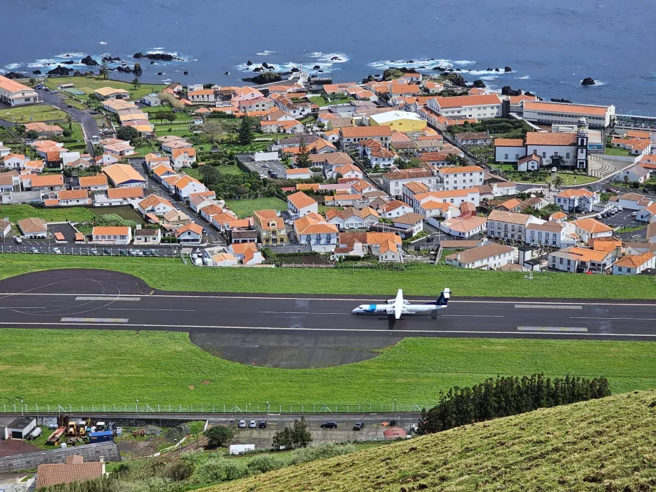 Avião da SATA no aeroporto FLW das Flores