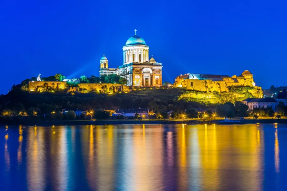 Vista nocturna de Ostřihom