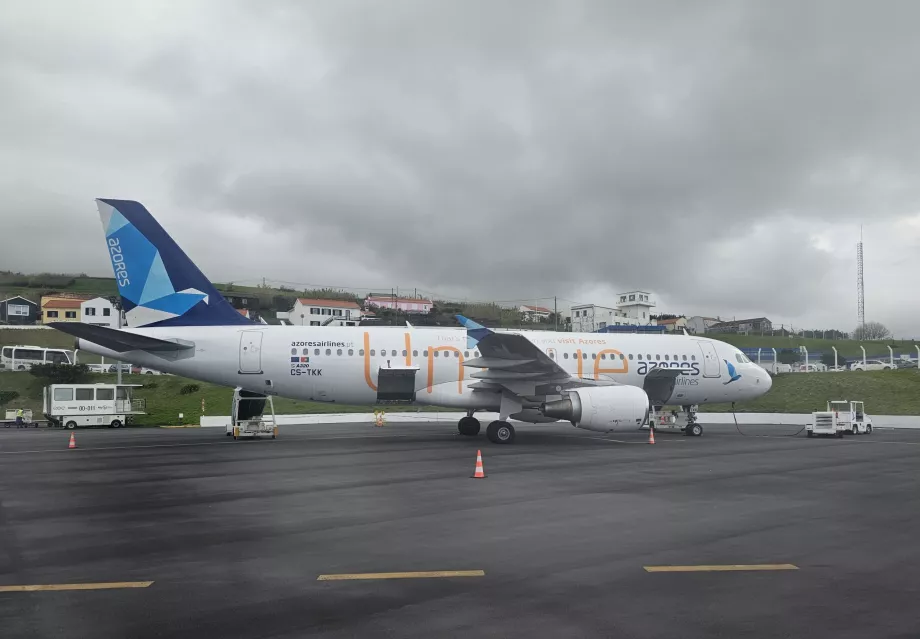 Azores Airlines, Airbus A320 com a inscrição "Unique