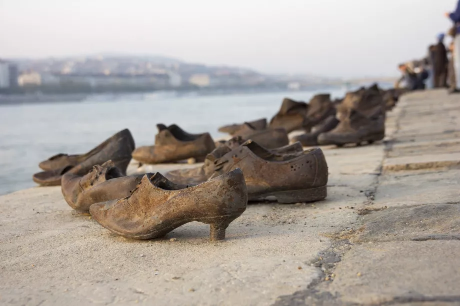 Sapatos na margem do Danúbio