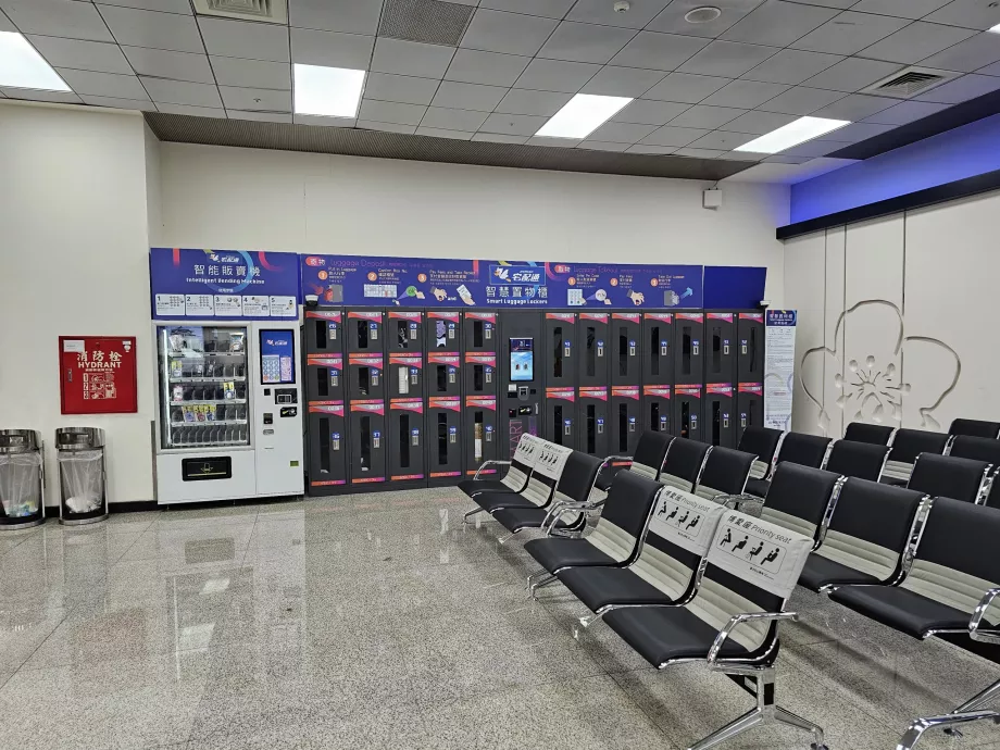 Automatic luggage lockers