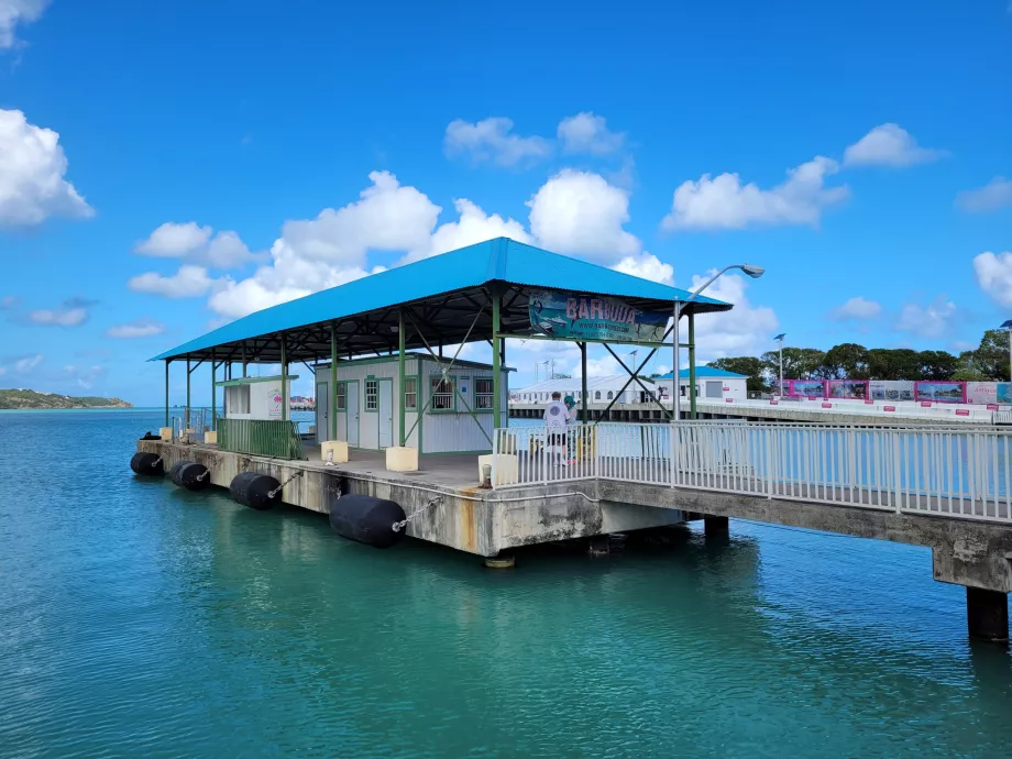 Cais em St. John's em direção a Barbuda