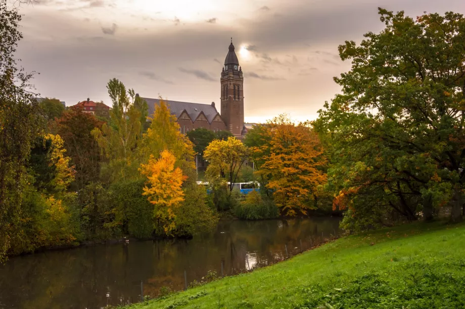 Annedalskyrkan visto do parque Slottsskogen