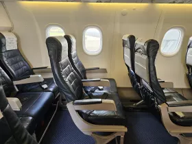 Assentos e espaço para as pernas, Dash 8 Q200