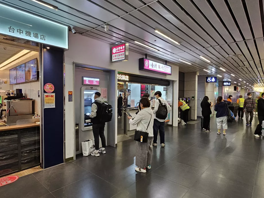 ATMs and exchange offices in the arrivals hall, RMQ