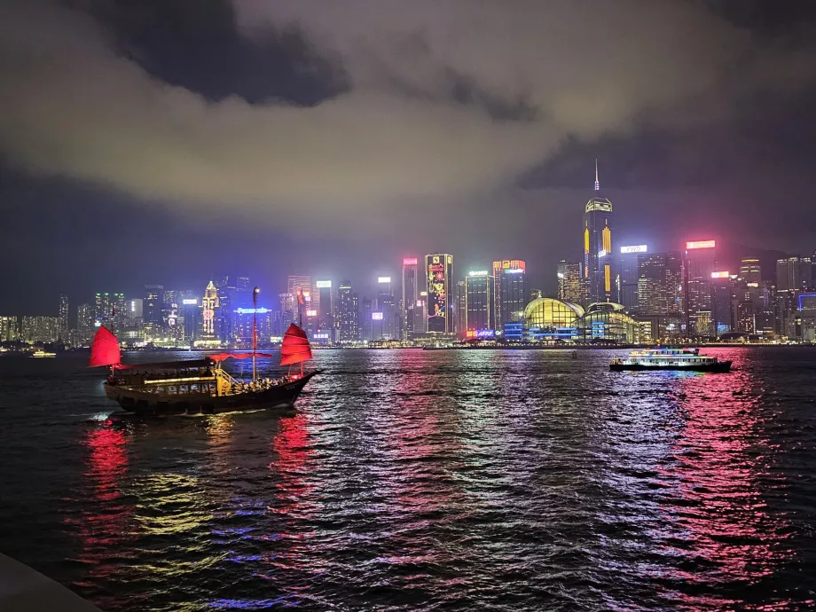 Vista da ilha de Hong Kong a partir do passeio marítimo de TST