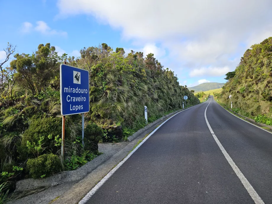 O miradouro fica mesmo junto à estrada