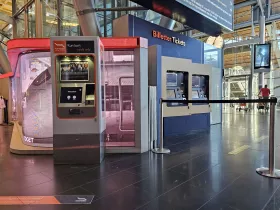 Máquinas de venda automática de bilhetes: à esquerda Flytoget, à direita comboios Vy