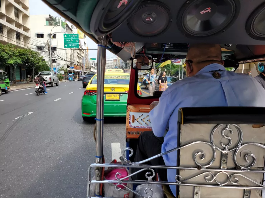 Andar de tuk-tuk