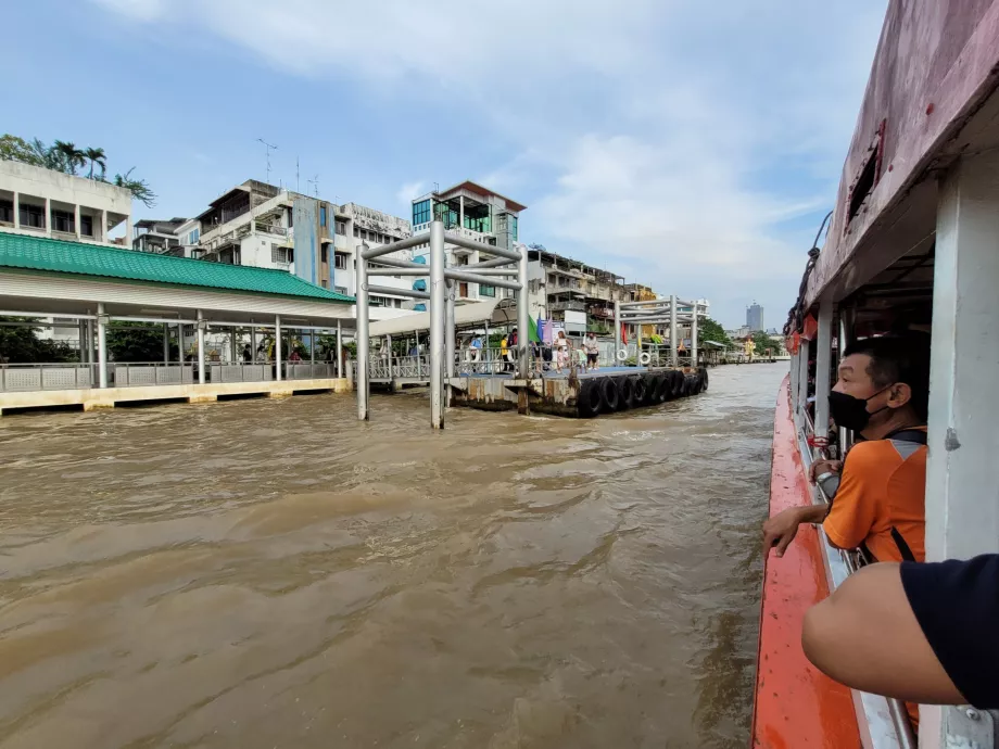 Um barco de transporte público aterra no cais