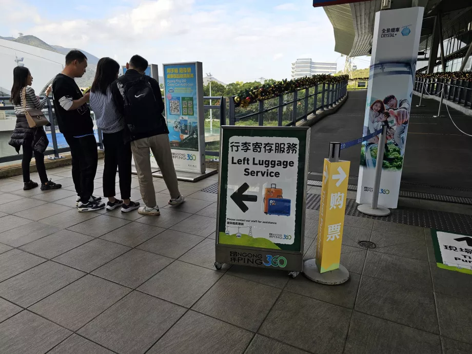 Sala de bagagens na estação inferior do teleférico