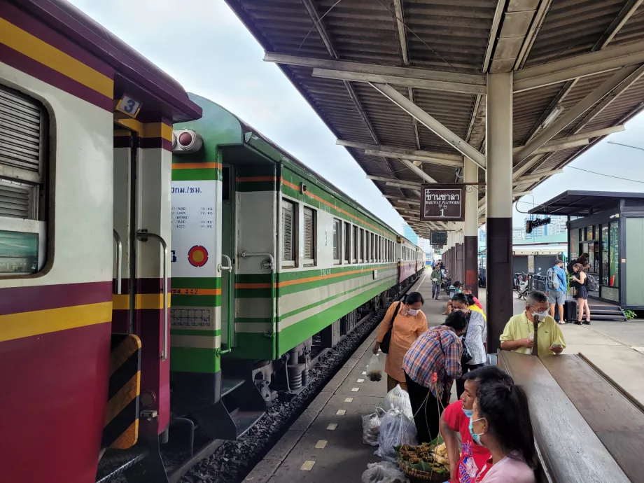 Plataforma da estação de Thonburi