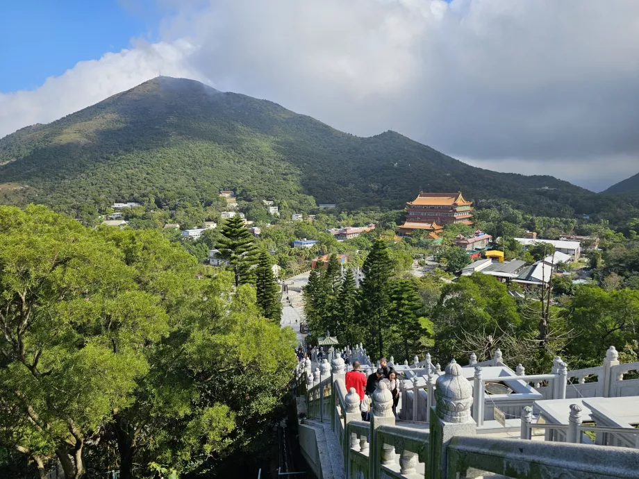 Vista do Mosteiro de Po Lin