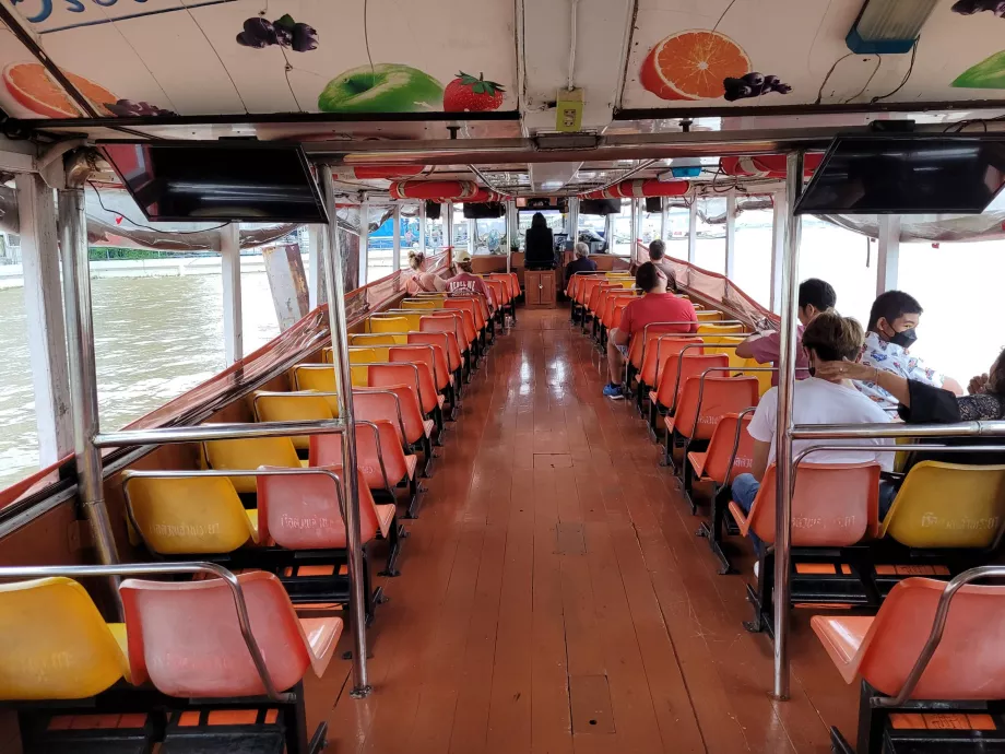 Interior do barco expresso Chao Phraya