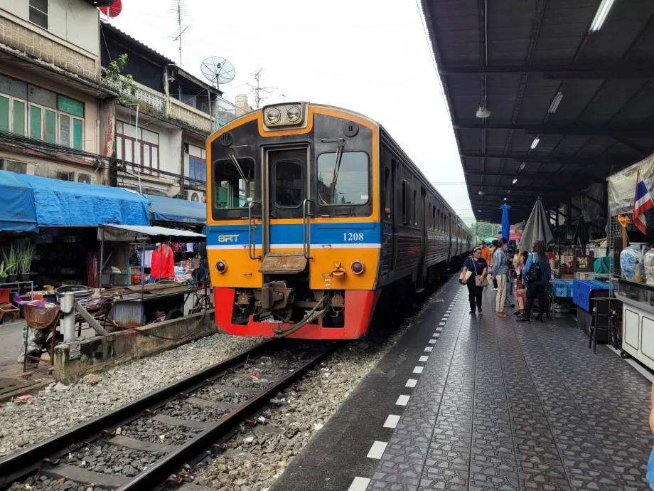 Comboio para a estação de Wongwian Yai