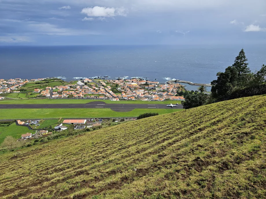 Vista da pista de aterragem e de Santa Cruz das Flores