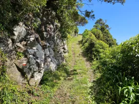 Marca na rocha, trilho Ponta Ruiva-Cedros