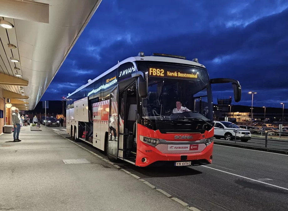 Flybussen em frente ao terminal