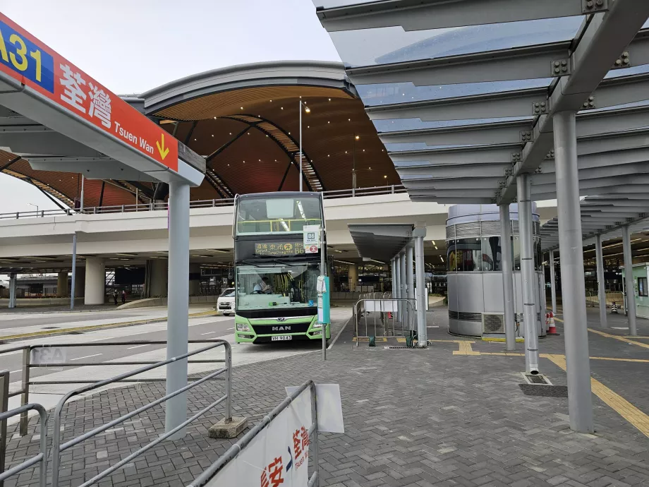 Paragem de autocarro em direção a MTR Tung Chung