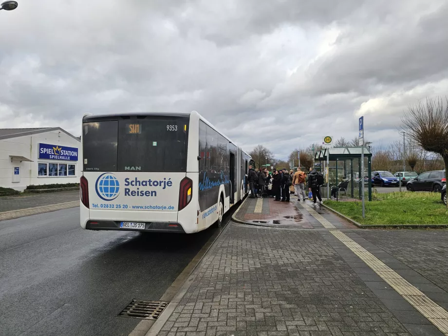 Paragem de autocarro do aeroporto, estação de Weeze