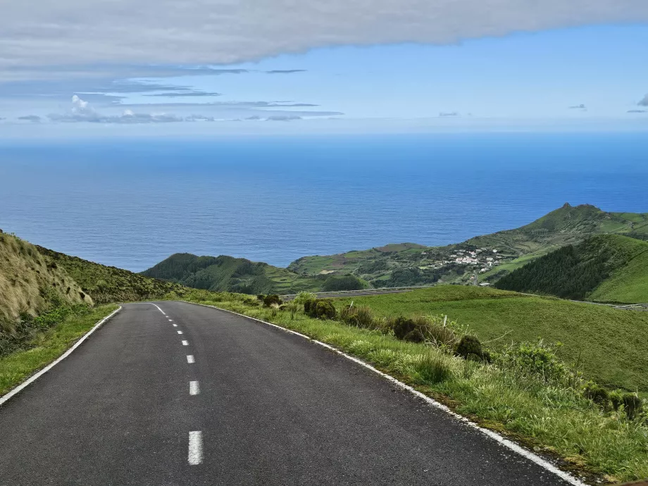 Estrada íngreme e completamente afastada da civilização