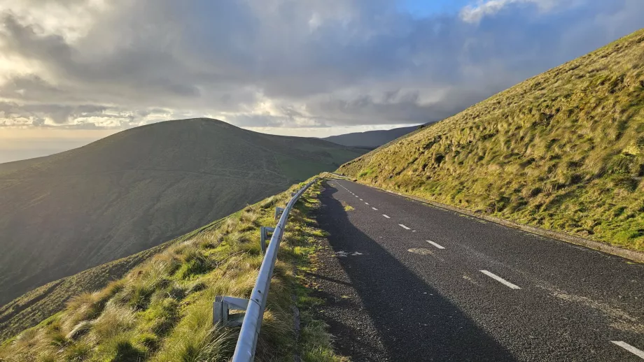 A estrada onde se estaciona no miradouro