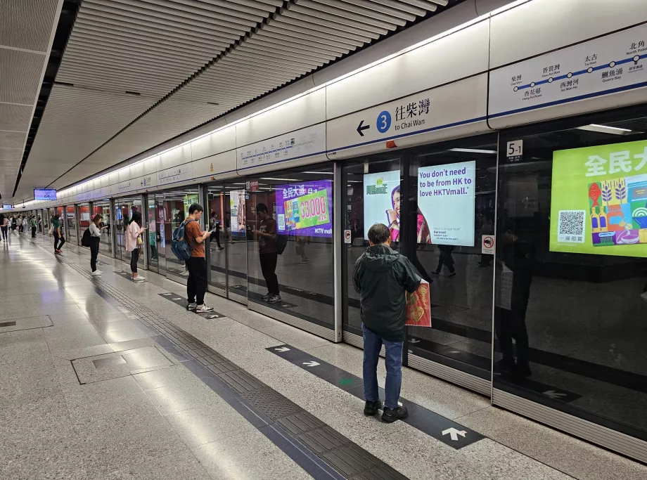 Plataforma do metro de Hong Kong