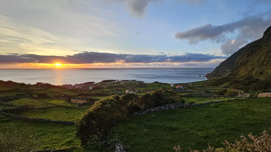 Pôr do sol sobre a Fajã Grande