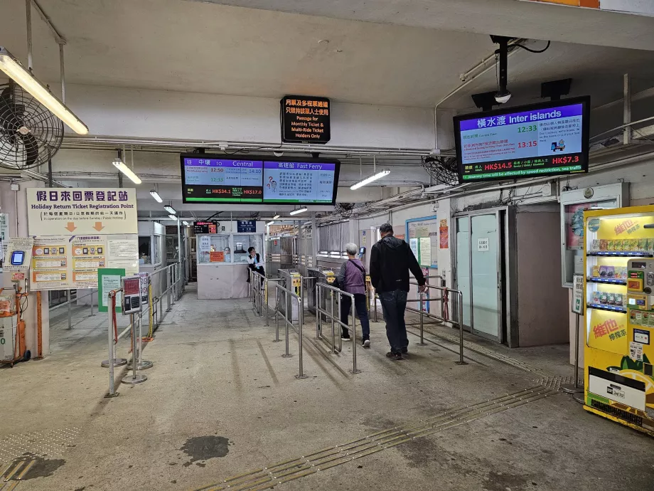 Embarque no ferry através de torniquetes com o Octopus Card