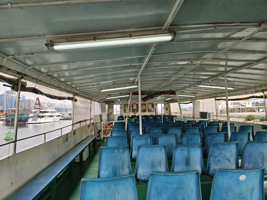 Interior de um ferry mais antigo